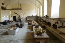 Ed eccoci nelle enormi cucine. Da una parte…