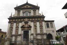 Ma eccoci davanti alla facciata della Chiesa di Santa Maria delle Grazie degli Agostiniani. Fuori…