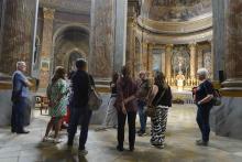 Però, udite udite, le colonne sono solo dipinte ad imitare il marmo. Non lo avrei mai detto! Da vicino, vicino però si, si vede