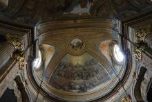 E come poteva mancare “er cuppolone”. Però questo è ben particolare, sembra tagliato a metà perché è solo un semicerchio