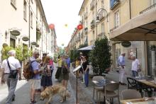 passando nella vivace via Monferrato, pedonale