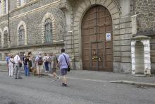 Sostiamo davanti alla Caserma Lamarmora di via Asti...