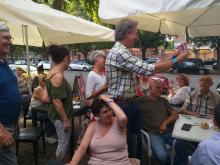 Dino mostra con soddisfazione il suo premio