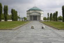 Il Mausoleo della "Bela Rosina" Rosa Vercellana, soprannominata Bela Rosina appunto, fu dapprima l'amante e in seguito la moglie morganatica  del primo Re d’Italia Vittorio Emanuele II