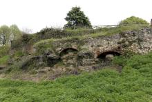 Scendendo verso il Sangone ecco sulla sinistra le ultime tracce del Castello di Mirafiori