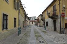 ... i vecchi edifici, molto ben ristrutturati, la presenza del verde e di aree di sosta e di aggregazione per gli abitanti, danno una immagine serena di vita, estranea alla convulsione urbana che troviamo poco più in là