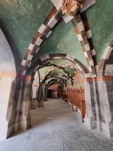 Bello questo portico affrescato!