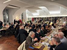 e così si mangia, si conversa ....