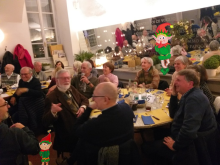 Qui...beh, però il solista è proprio solo, gli altri ridacchiano invece di sostenerlo!!!