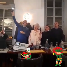 E infine, a grande richiesta, canta anche la giuria... Ehm ...