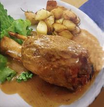 Tra una canzone e l'altra si mangia anche... e quanti son riusciti a finire tutto lo stinco?