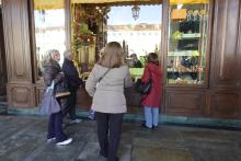 Il locale è affollato, intanto guardiamo la vetrina...