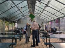 Su, accomodiamoci ai tavoli perché ...